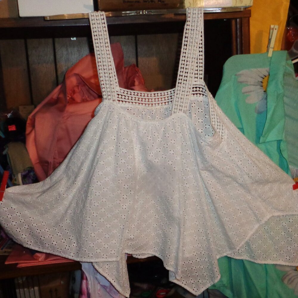 NO BOUNDARIES WHITE EYELET TOP-SIZE XL-GIFTABLE-SO CUTE